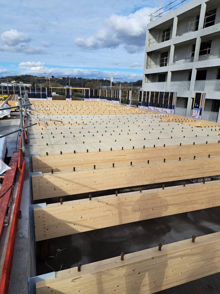 kapea groupe scolaire brazza bordeaux plancher mixte bois beton vue depuis la terrasse technique — Kapea AMO Assistance à maitrise d'ouvrage