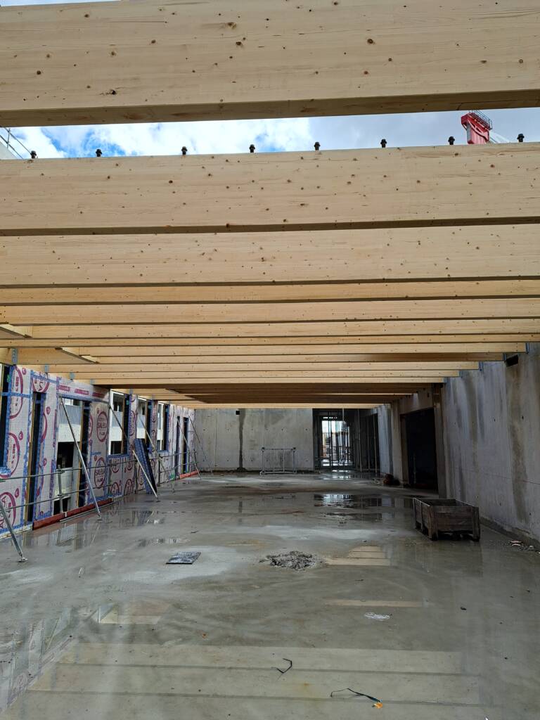 kapea groupe scolaire brazza bordeaux plancher mixte bois beton vue depuis les salles de classes — Kapea AMO Assistance à maitrise d'ouvrage